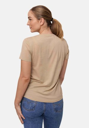 Beige T-shirt met korte mouwen en een ronde hals, met een gladde textuur en een aansluitende snit, gecombineerd met blauwe denim jeans. Achteraanzicht weergegeven.