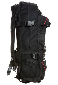 Sac à dos en tissu noir avec plusieurs sangles, boucles et une fermeture éclair. Doté d'une poche en mesh et d'accents rouges tout au long du design. Forme compacte.