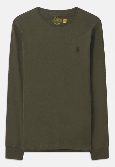 Camisola de algodão de manga comprida, verde-oliva, com decote redondo e um pequeno logótipo escuro no lado esquerdo do peito. Textura suave, design justo.