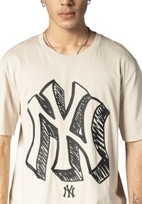 New Era LIFESTYLE  NEW YORK YANKEES - T-shirt con stampa - beige