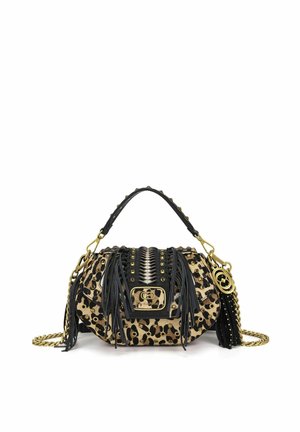 Borsa a stampa leopardata con frange in pelle nera, borchie dorate, tracolla a catena e targhetta dorata con marchio sul davanti.