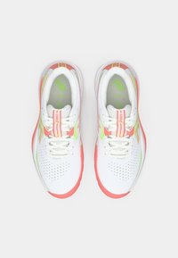 Λευκά αθλητικά παπούτσια με διαπερατή επάνω επιφάνεια, ροζ λεπτομέρειες στη σόλα και φωσφορίζουσες πράσινες επιγραφές, με παραδοσιακό σύστημα δέσιμου.