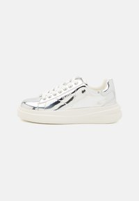 Silberne reflektierende Sneaker mit weißer Gummisohle. Verfügt über ein Schnürdesign, strukturierte Oberfläche und Branding an der Seite und auf der Zunge.