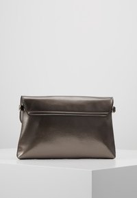 Metallic grå clutch taske med tekstureret finish, fold-over klap og tryklås. Enkel, strømlinet design med minimalt hardware.