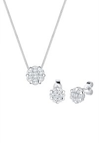 Zilveren sieradenset inclusief een hangerketting met een bloemmotief en bijpassende studoorbellen, allemaal met meerdere heldere edelstenen.