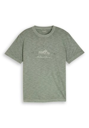 Grünes T-Shirt mit kurzen Ärmeln und Rundhalsausschnitt, vorne mit dezentem Motorrad-Grafik- und Vintage-Schriftzug-Design.