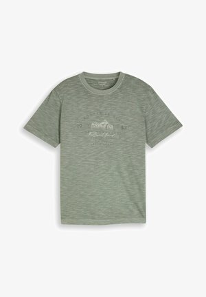 Grünes T-Shirt mit kurzen Ärmeln und Rundhalsausschnitt, vorne mit dezentem Motorrad-Grafik- und Vintage-Schriftzug-Design.