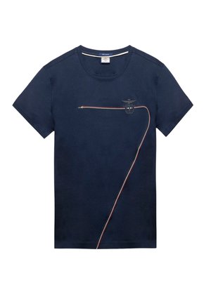 T-shirt in cotone blu navy con maniche corte, dotato di un design ricamato di una corona e ali, e un dettaglio a righe rosse e bianche in contrasto.