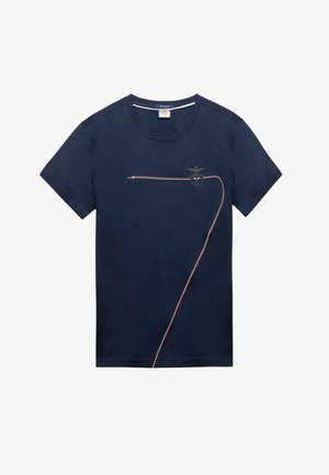 T-shirt in cotone blu navy con maniche corte, dotato di un design ricamato di una corona e ali, e un dettaglio a righe rosse e bianche in contrasto.