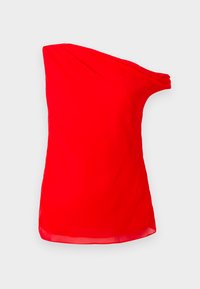 Blusa sin mangas de un solo hombro de un rojo brillante con un escote drapeado y un diseño asimétrico sobre un fondo liso.