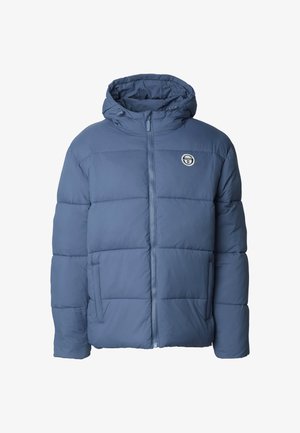 Piumino azzurro chiaro, con zip frontale, cappuccio e due tasche laterali. Materiale imbottito con pannelli cuciti, logo sul petto.