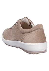 Hellbraune Wildleder-Sneaker mit niedrigem Design, weißer Gummisohle und Schnürverschluss. Strukturierte Oberfläche am Obermaterial, gestickte Akzente und gepolsterte Knöchelunterstützung.