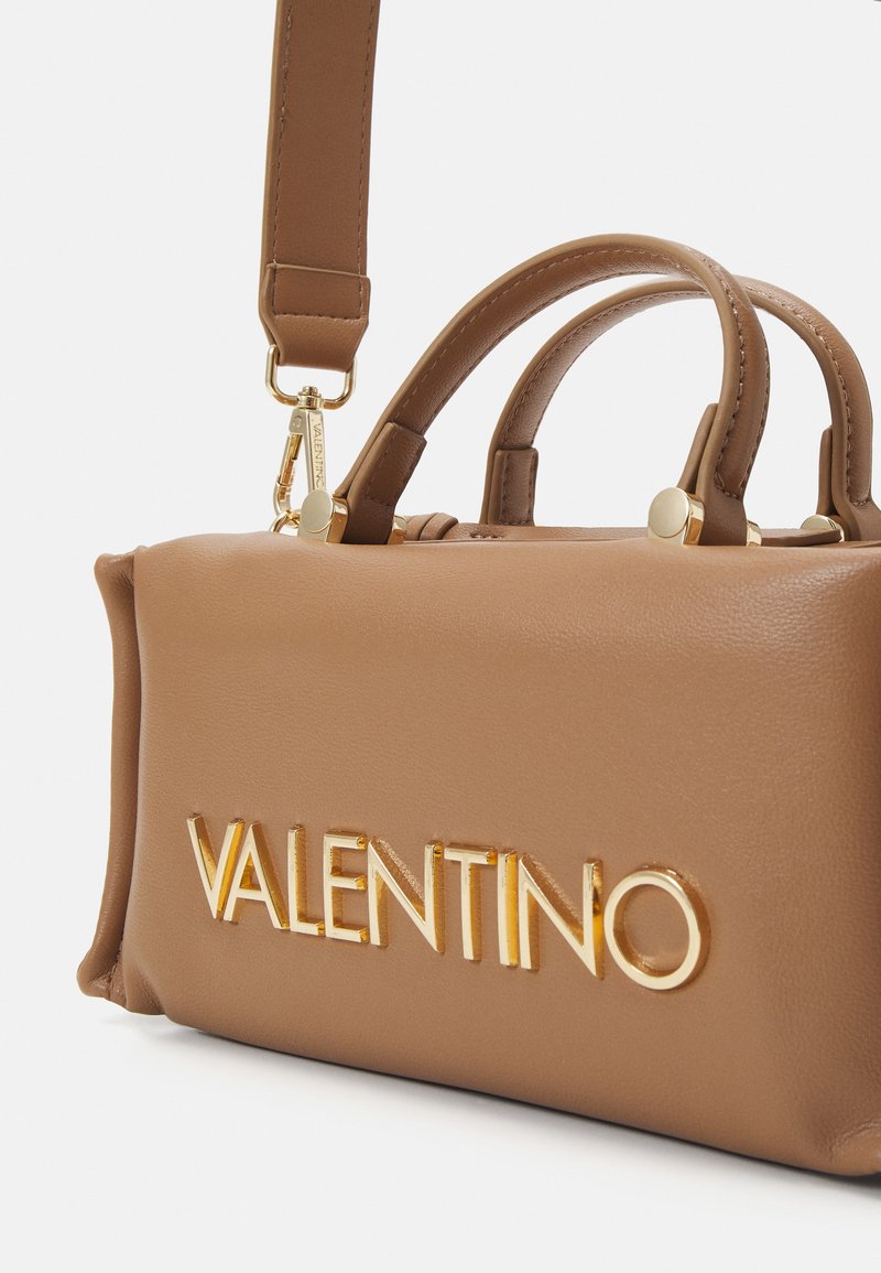 Braune Lederhandtasche mit goldener Schrift "VALENTINO", verfügt über doppelte Traggriffe und einen abnehmbaren Schultergurt. Glatte Textur und strukturiertes Design.