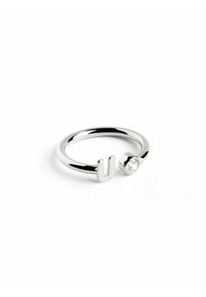 Sølvring med et "U" design på den ene side og en rund klar ædelsten på den modsatte side; glat poleret overflade.