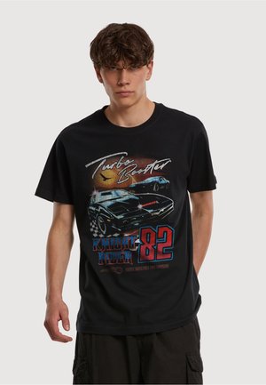 Sort bomuld T-shirt med grafik af en bil med teksten "Turbo Booster" og "Knight Rider 82" i levende farver. Klassisk rundhals design.