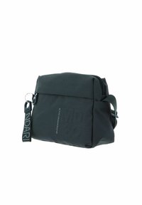 Borsa a tracolla grigia con texture, chiusura con zip, decorata con un logo e dotata di una tracolla regolabile per maggiore comodità.