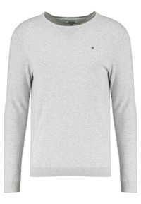 Pull gris clair à manches longues avec col rond, petit logo Tommy Hilfiger sur la poitrine gauche, ourlet et poignets côtelés.
