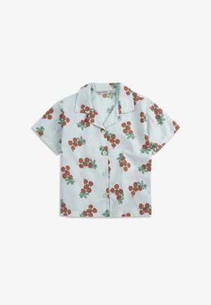 Camicia bianca a maniche corte con bottoni, decorata con un motivo di ciliegie arancioni e foglie verdi, con colletto a rever e quattro bottoni sul davanti.