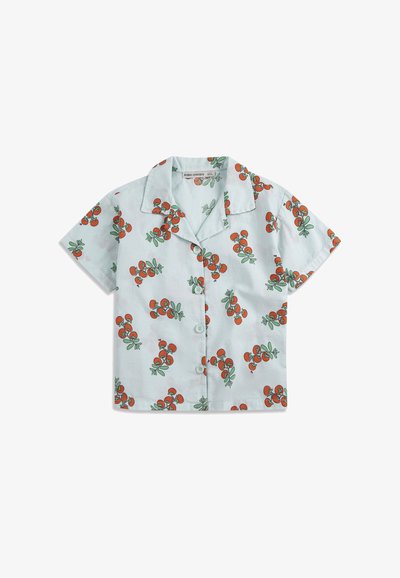 Chemise blanche à manches courtes avec un motif de cerise orange et de feuille verte, dotée d'un col à revers et de quatre boutons à l'avant.