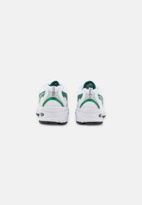 New Balance MR530 UNISEX - Sapatilhas - white/green