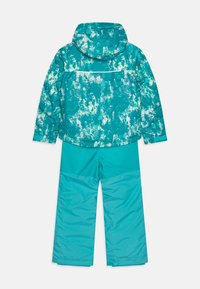 Giacca invernale verde acqua con motivo astratto bianco e cappuccio incorporato, abbinata a pantaloni da neve verde acqua con una texture liscia.