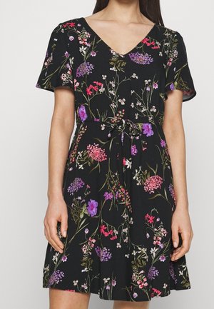 Schwarzes Damenkurzarmkleid mit pinkem, lila und weißem Blumenmuster, V-Ausschnitt und Bindegürtel in der Taille.