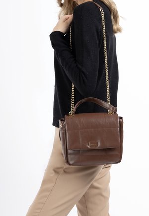 Sac en cuir marron avec une bandoulière en chaîne, de forme rectangulaire, finition texturée, et un rabat fermant avec une plaque logo métallique.