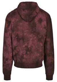 Hanorac scurt în nuanțe de burgundy cu o tehnică tie-dye, având glugă, manșete și margine de jos din material cu textură fină.