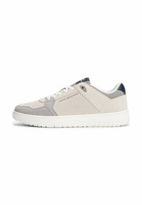 Sneaker grigio chiaro realizzata in mesh e suede con una suola in gomma bianca. Presenta un dettaglio blu navy sul tallone e il logo sul lato.