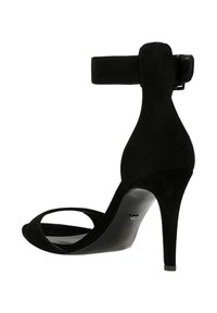 Zwarte suède hoge hak sandaal met open teen en enkelriem. Heeft een slanke stilettohak en een gladde matte afwerking. Maat 37 weergegeven.