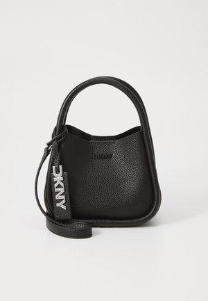 Svart lær veske med teksturert overflate, buet form, kort håndtak og avtagbar stropp. Har en metall DKNY-merkelapp.