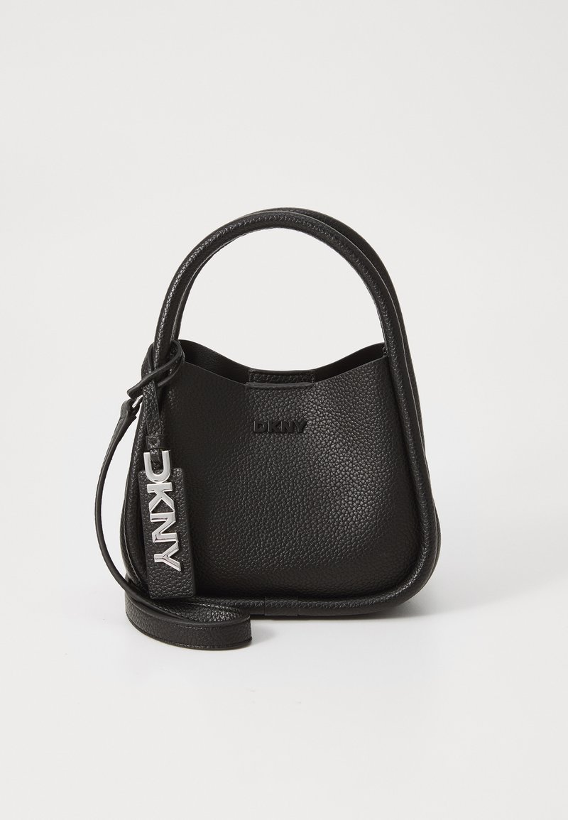Borsa a mano in pelle nera con superficie testurizzata, forma curvata, manico corto e tracolla staccabile. Presenta un'etichetta in metallo DKNY.