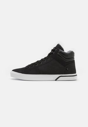 Schwarzer High-Top-Sneaker mit weißer Sohle, Schnürung vorne, gepolstertem Knöchelkragen und weichem Innenfutter, das am oberen Rand sichtbar ist.