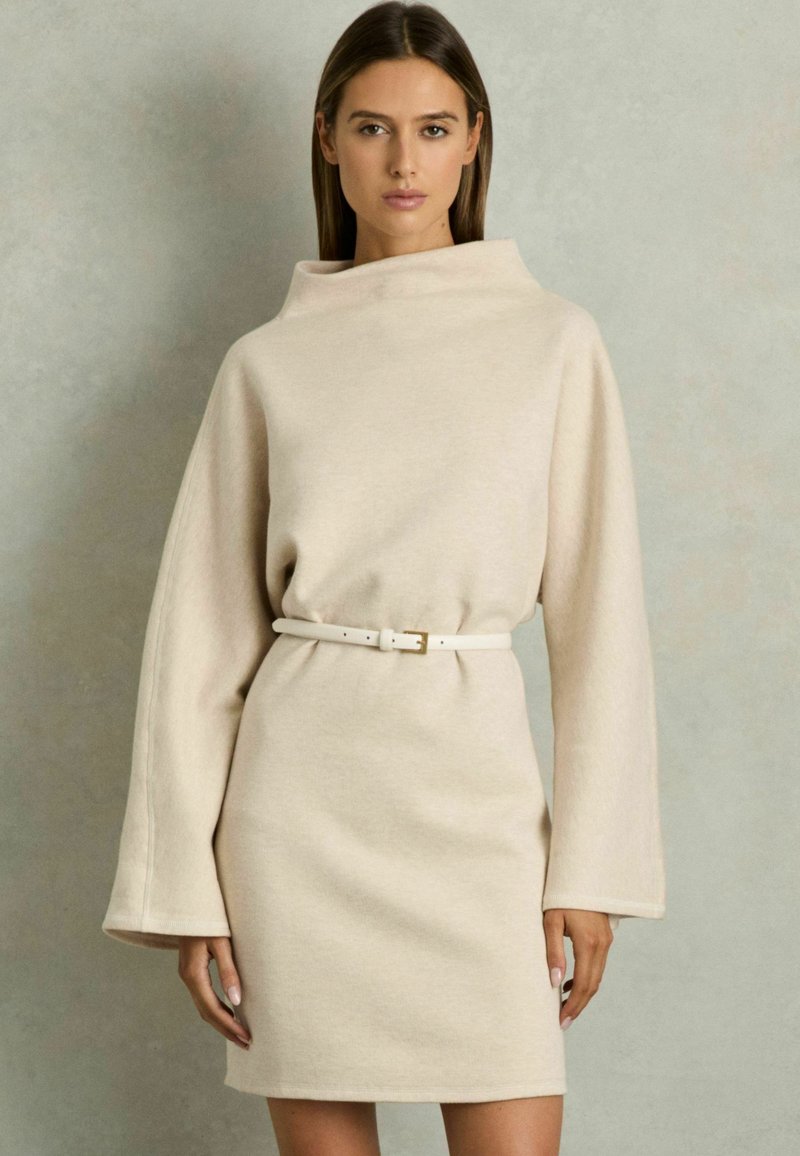 Rochie gri-bej din material sweatshirt cu guler înalt, plisat. Manșon lung și talie ajustată, accentuată de un brâu alb cu cataramă metalică.