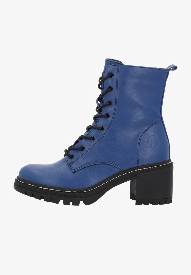 Bottine en cuir bleu à lacets avec talon épais noir et semelle robuste, dotée d'une languette de tirage et d'un logo subtilement embossé sur le côté.