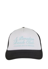 Baseball caps med hvit front og svart skygge. Har lys blå brodert tekst: "A Paradise Beach Club" og "Grunnlagt 2017."