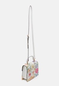 Bolso con estampado floral hecho de cuero blanco, con forma estructurada, correa ajustable y detalles en hardware de tono dorado.