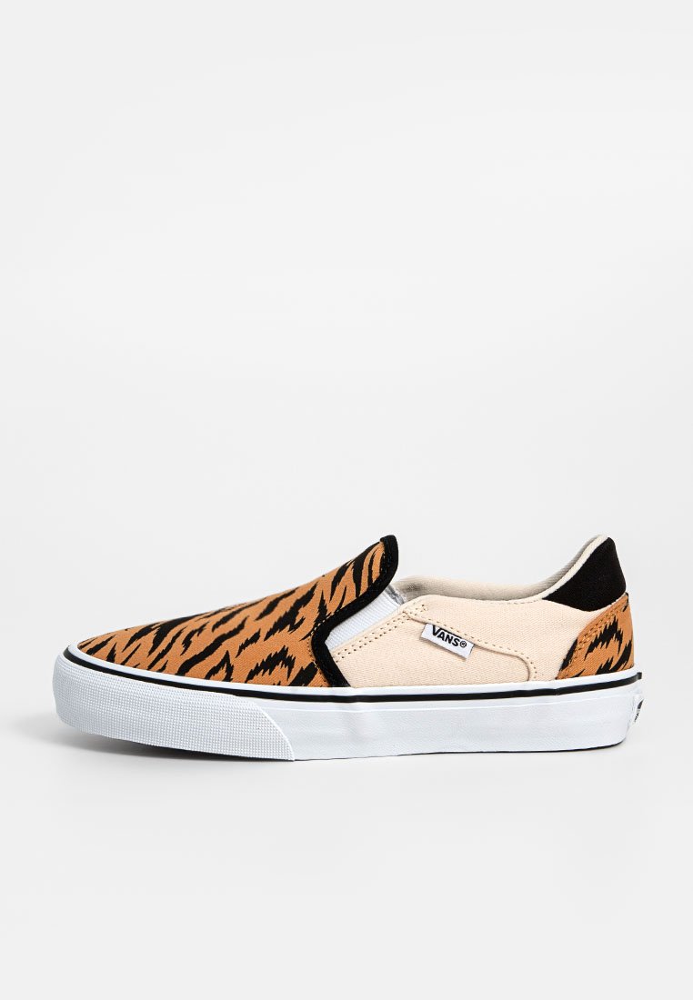Zapatilla sin cordones con estampado de tigre en tejido naranja y negro, detalles en negro y suela de goma blanca con una franja negra en contraste.