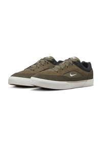 Zelené semišové skate boty s černými detaily, bílou gumovou podešví a tónovým prošíváním. Vybavené šedými tkaničkami a malým bílým logem na boku.