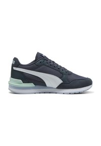 Sapatilhas desportivas com upper sintético em azul marinho escuro e branco, detalhe em verde menta perto do calcanhar, sola de borracha e atacadores redondos.