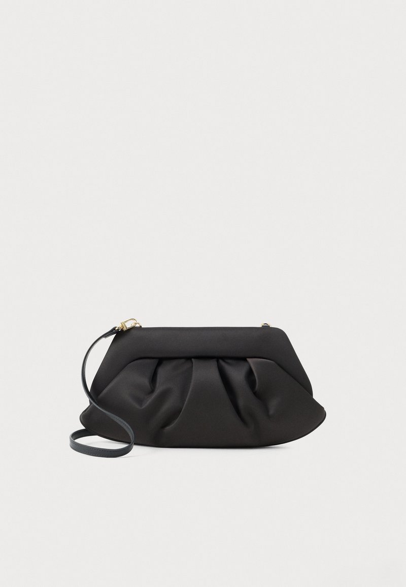 Svart clutch-veske laget av glatt stoff med samlet design, gullfarge aksenter og en slank skulderrem.