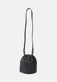 Borsa a tracolla nera con cordino, realizzata in nylon liscio. Presenta una forma arrotondata, una tracolla in pelle regolabile e una parte superiore arricciata per la chiusura.