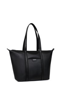 Czarna torba tote wykonana z teksturowanego materiału; posiada dwa długie uchwyty, centralny akcent oraz dyskretny detal w postaci metalicznego logo.