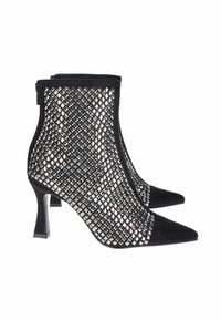Stivaletti alla caviglia in rete nera con punta affusolata, tacchi a stiletto e un motivo a griglia sovrapposto.