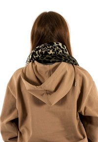 Sweatshirt à capuche marron avec une coupe décontractée. Le col est agrémenté d'une écharpe en imprimé léopard noir et beige, renforçant le contraste textural.