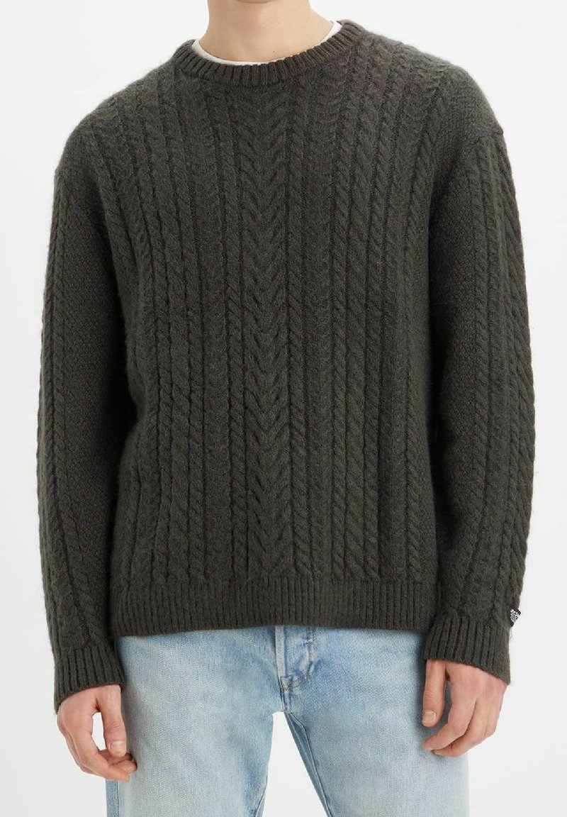 Ciemnozielony dziany sweter o prążkowanej fakturze, z wzorami warkoczowymi, okrągłym dekoltem i opuszczonymi ramionami. Subtelne logo na rękawie.