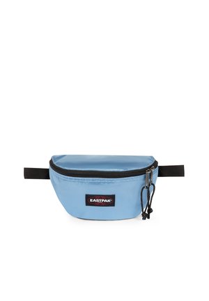 Riñonera Eastpak azul claro con correa negra ajustable y cierre de doble cremallera con cordones en el centro sobre fondo blanco.