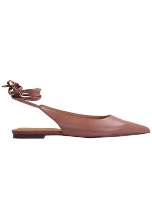 Chaussures à bride arrière en cuir marron avec un bout pointu et une semelle plate, dotées d'une bride torsadée à la cheville pour un maintien sûr. Finition lisse et design minimaliste.