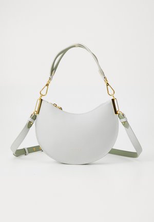 Bolsa de mão em couro cinza-claro com forma de meia-lua curvada, apresentando ferragens douradas, uma alça verde e uma superfície texturizada.