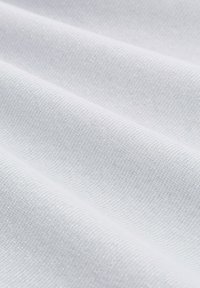 Witte, gestructureerde stof met een gladde, licht glanzende oppervlakte; heeft een subtiele glans en een gelijkmatig verdeelde, verfijnde weefstructuur.